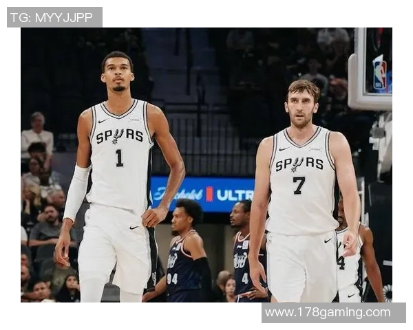 马刺与热火激战12月7日NBA赛场精彩对决引发球迷热议 马刺与热火激战12月7日NBA赛场精彩对决引发球迷热议